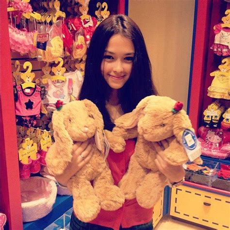 แพทริเซีย ธัญชนก กู๊ด นางเอกสาวชื่อดัง ได้เดินทางเข้าแจ้งความที่สน.ลุมพินี หลังโดนชายคนหนึ่งแอบอ้างเป็นสื่อมวลชนเข้ามาในงานอ. แพท?แพทริเซีย?กู๊ด สวยน่ารัก ลักยิ้ม
