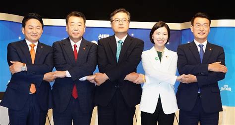 Jun 20, 2021 · 국민의힘 대권주자인 원희룡 제주도지사는 20일 정치권에서 제기되는 이른바 '윤석열 x파일'과 관련해 이준석 국민의힘 대표에게 강력하게 대응하라고 요구했다. 제주지사 후보들, '원희룡 도정' 집중 공격…"도민에 사과하라 ...