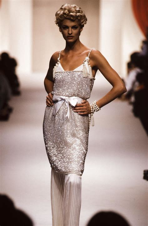 The Most Iconic 1990s Supermodels In Chanel Shows Fashion Linda
