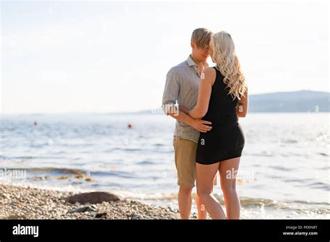 Schöne Junge Paar In Romantisch Am Strand Im Sommer Umfassen Stockfotografie Alamy