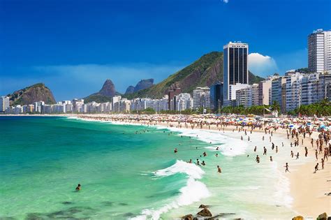 Praia de Copacabana no Rio de Janeiro Caminhe pelo calçadão da