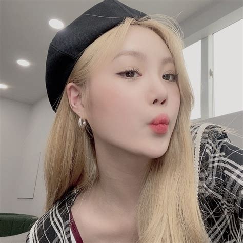 Just thought you should know when did you learn how to flirt? : (G)I-DLE's Soojin Drives Fans Crazy With Her New BLONDE ...