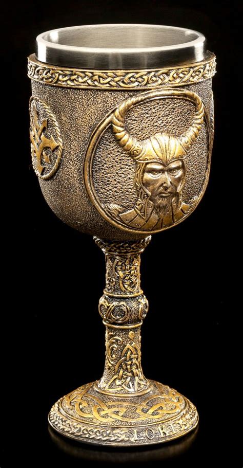 Stattdessen wurden im loki gott symbol zweiten weltkrieg befestigungen, kanonen und verschiedene behausungen für die navy errichtet. Wikinger Kelch Loki - Nordischer Gott - Met Krug Becher ...