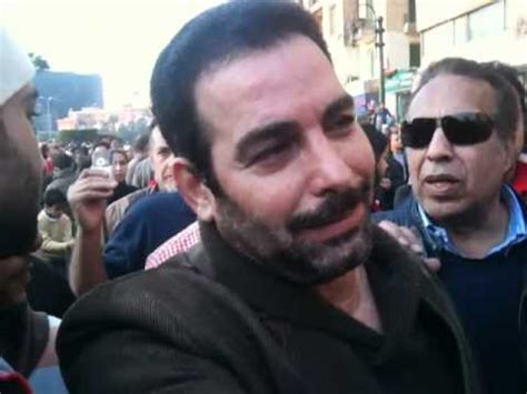 وتطرق الفنان أحمد العوضي إلى أمر آخر صادماً للجمهور، أن خلافاته مع زوجته ياسمين عبدالعزيز تدور بشكل خاص حول ذوقه في تناول الطعام، الأمر الذي وصل إلى مطالبتها له بالطلاق. الفنان احمد عبدالعزيز مع المتظاهرين يقول في يوم الغضب - YouTube