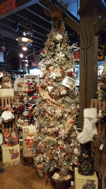 They are part of christmas celebrations in the united kingdom, ireland, and commonwealth countries such as australia. Cracker Barrel Christmas Tree 2015 | Enfeites de natal ...