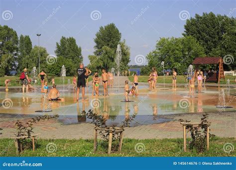 Cherkassy Ukraine August Kinder Baden Nackt Im Brunnen Der Stadt In Der Hitze