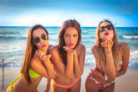 Tres Chicas En Bikini Sexy En La Playa My Xxx Hot Girl