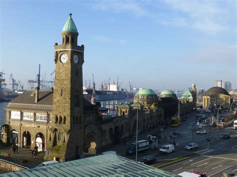 Er reicht von der norderelbe mit den landungsbrücken über die reeperbahn bis zum schanzenviertel im norden, das allerdings zum größten teil zu altona gehört. Die St. Pauli Landungsbrücken in Hamburg | Urlaub in ...