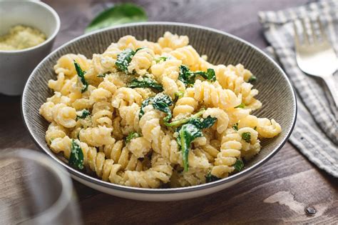Plus a shopping list for easy vegan meal prep! Easy Vegetarian Pasta With Spinach and Ricotta Cheese