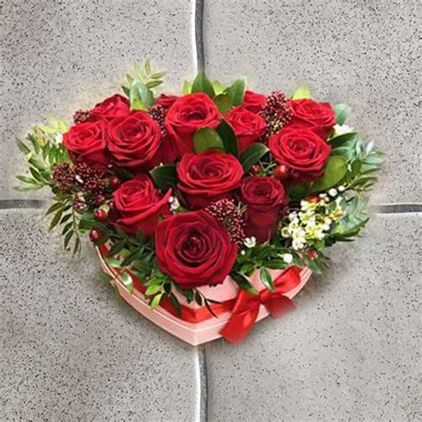 12 Red Roses Heart Hatbox