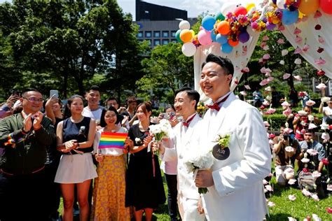 Hundreds Marry After Taiwan Legalizes Same Sex Marriage Cbc News