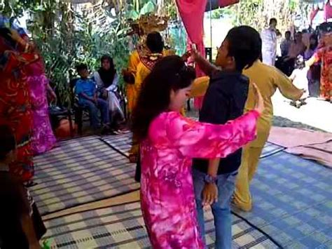 The igal is a dance for celebrations from the sama tribe. Tarian igal-igal (Bajau Kota Belud) - YouTube