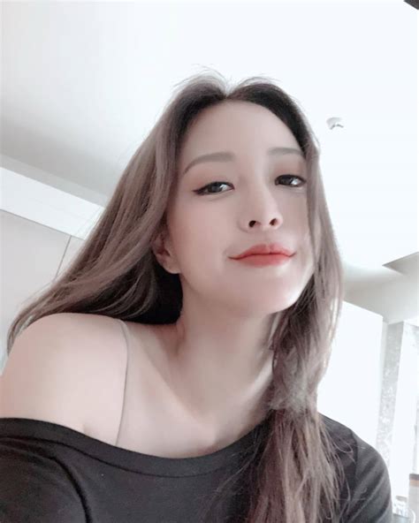 움짤 옷이 흘러내린 전효성 (5). 오늘자 한예슬 인스타 : 네모판