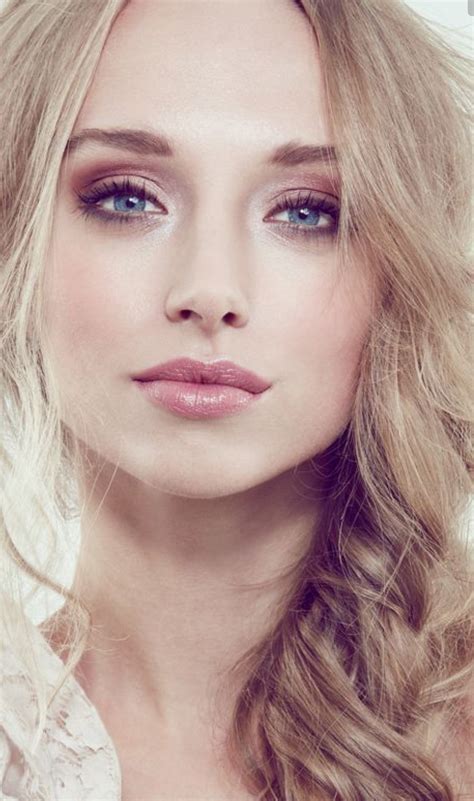 Let us introduce you to our best hair makeup: NIKI'S MAKE-UP BLOG: Prom Hair & Makeup Inspiration!