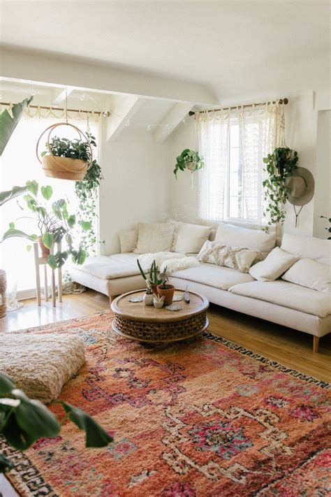 25 Cozy Boho Living Room With Abstract And Figural Art