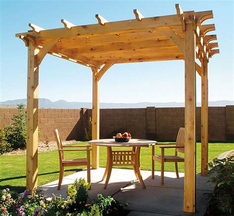 Researching how to build a pergola? DIY Backyard Pergola with Free Plan