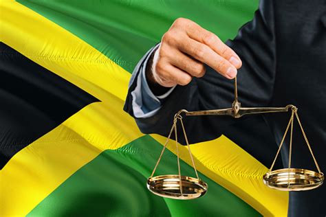 Foto De O Juiz Jamaicano Está Prendendo Escalas Douradas De Justiça Com Fundo De Ondulação Da