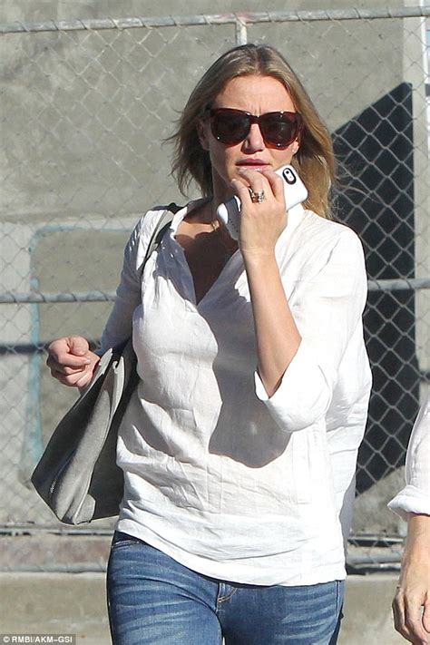 Cameron Diaz Flashes Those Curious Rings Again Daily Mail Online