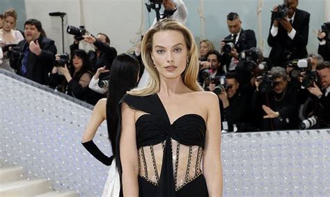 met gala 2023 margot robbie shows off her abs in racy clear pvc and