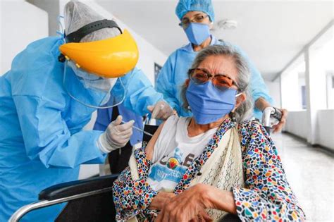 .mayores de 70 años y personas que residen en geriátricos u hogares de adultos mayores. Vacuna COVID-19: cuándo comenzará la inoculación a mayores de 70 en Perú | PERU | PERU21