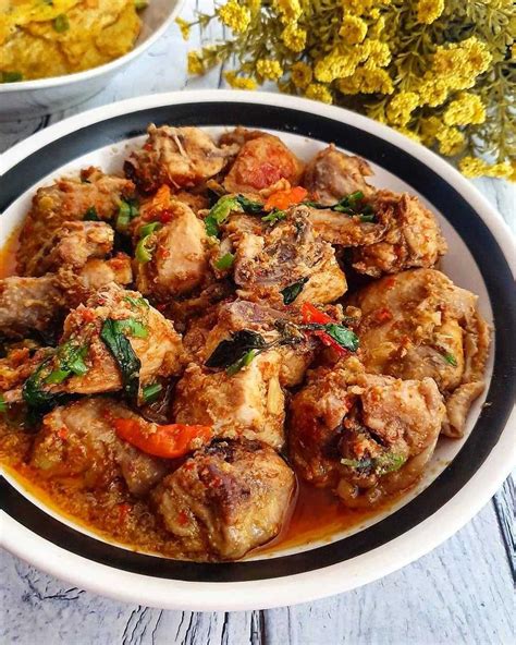 Ayam merupakan salah satu bahan makanan favorit bagi banyak orang, dari cara memasak ayam bakar: Resep Tumis Ayam Kemangi Pedas yang Gurih, Bikin Nagih