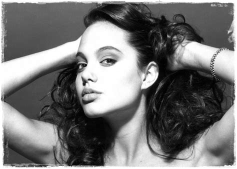 Download Celebrity Angelina Jolie Wallpaper
