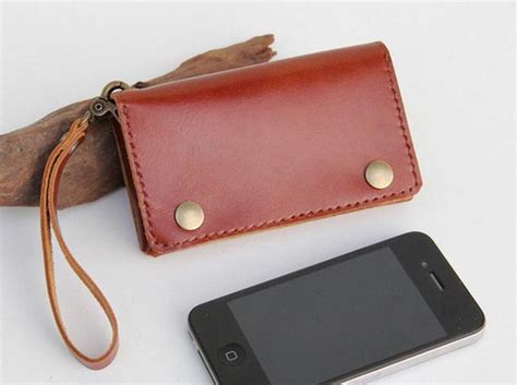 The Handmade Leather Wallet For Iphone 4 And Other Essentials Gadgetsin