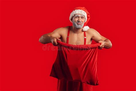 Estilo Libre De Navidad El Joven Santa Claus Se Desnuda Con El Cuerpo Superior Muscular En El