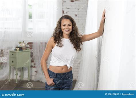 Sexy Junge Brunette Frau Posen In Weißem Hemd Und Blauen Jeans Stockbild Bild Von Kaukasisch
