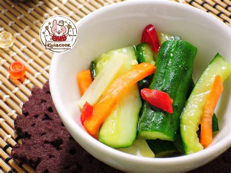 These spicy korean cucumber kimchi refrigerator pickles are a delicious way to enjoy fresh kirby cucumbers this summer. 開胃涼拌酸甜小黃瓜 Chinese Pickled Cucumber