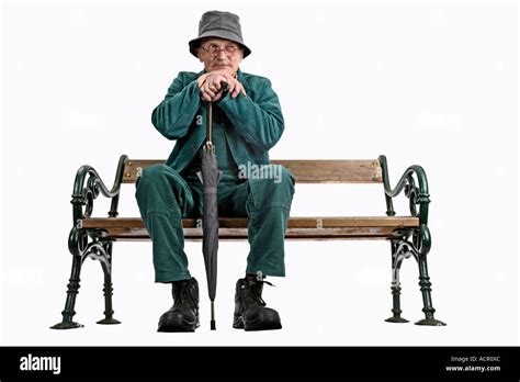 Vieil Homme Assis Sur Un Banc Photo Stock Alamy