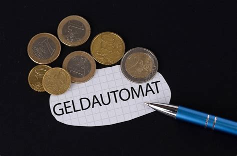 Bitcoin geldautomat einheit berlin deutschland. Geldautomat text on piece of paper - Creative Commons Bilder