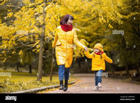 Madre E Hija Divirtiéndose Y Agarrándose De Las Manos Mientras Corría Y Se Ríe En El Parque