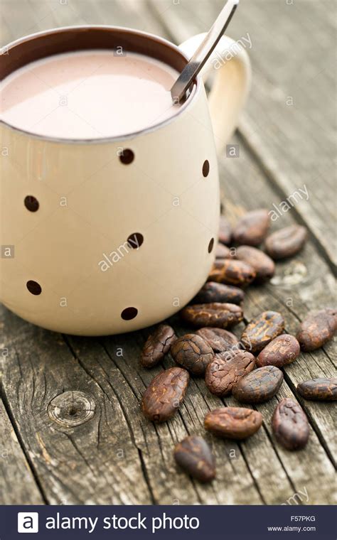 La Boisson Au Cacao Et Grains De Cacao Sur La Vieille Table En Bois Photo Stock Alamy