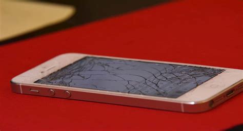 Fix Cracked Iphone Screen 5 Steps To Follow Geeksflame