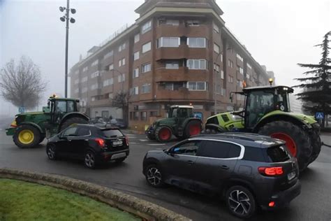 En fotos Centenares de agricultores se movilizan en Aragón Imágenes