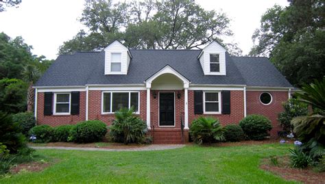 Take a closer look at each by clicking on the image where you can also view the variety of sizes. 37 Exterior Paint Colors With Red Brick | Metal roof ...
