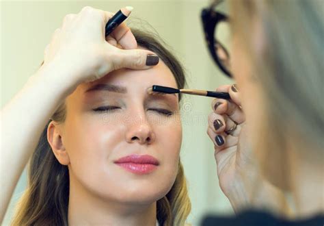 Make Up Artist Combing Eyebrow Stock Photo Image Of Makeup Business