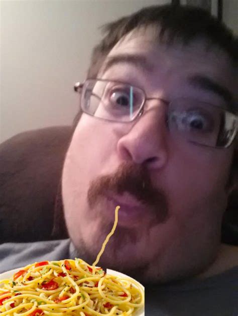 25 Fois Où Des Trolls Internet Ont Amélioré Des Selfies De Duckface En Ajoutant Du Spaghetti