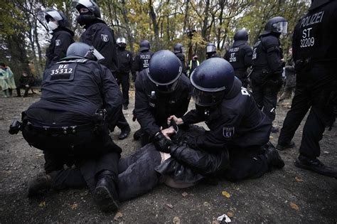 We did not find results for: Corona-Demo in Berlin: Polizei nimmt 365 Menschen fest ...