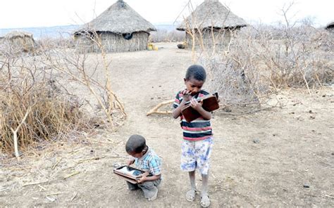 التربويون الجدد أطفال أثيوبيا يعلمون أنفسهم باستخدام الكمبيوتر اللوحى