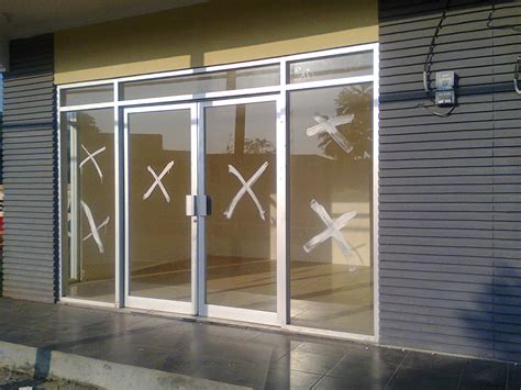 Kusen jendela maupun kusen pintu yang terbuat dari aluminium memang mempunyai harga yang relatif lebih tinggi daripada yang teerbuat dari kayu, akan tetapi kusen aluminium memiliki bentuk yang simpel minimalis dan modern sehingga cocok diterapkan dalam desain rumah minimalis. KUSEN PINTU ALUMINIUM: harga jual kusen pintu jendela ...