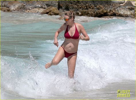 Uma Thurman Splashes Around In Her Bikini At The Beach Photo 3331110
