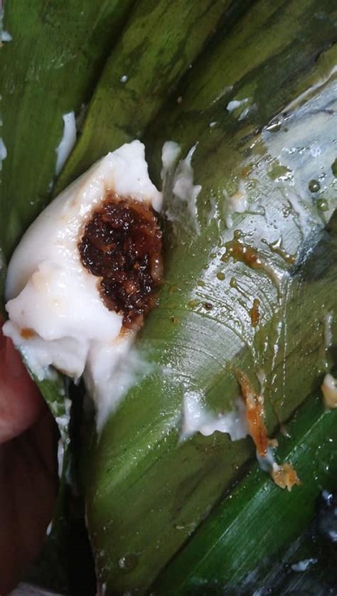 Kuih ini dibungkus dengan daun pisang. Resepi Tepung Bungkus (Kuih Kegemaran Semua!) - Saji.my
