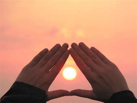 Com a movimentação em torno do sol, o planeta possui quatro estações do ano, durando, aproximadamente, três meses cada uma. Feliz dia de Solstício de Verão! | Reiki em Portugal