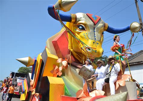 Torito en carnaval: ¡Carroza ganadora en la Batalla de Flores! - La