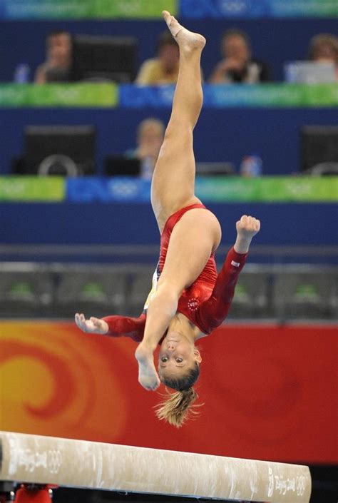 Perfectly Timed Moments In Photos Gymnastics Pictures Amazing Gymnastics Olympic Gymnastics
