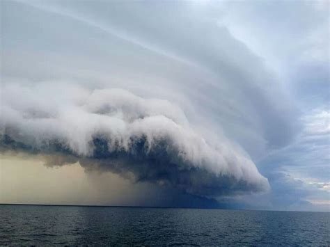 Shelf Cloud Above Lake Michigan Before S Storm Came In August