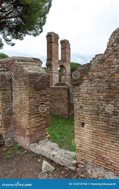 Wall Construction With Various Roman Bricks In Ostia Antica Stock Photo