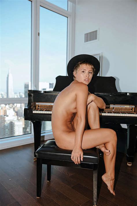 Model Marisa Papen Loves To Be Nude Show Her Black Bush Scandal